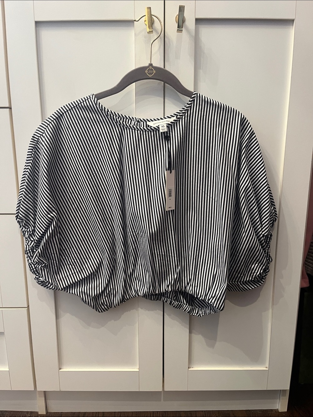 Banana Republic COTTON POPLIN BUBBLE-HEM CROPPED TOP. White and Navy stripe. - Picture 2 of 3